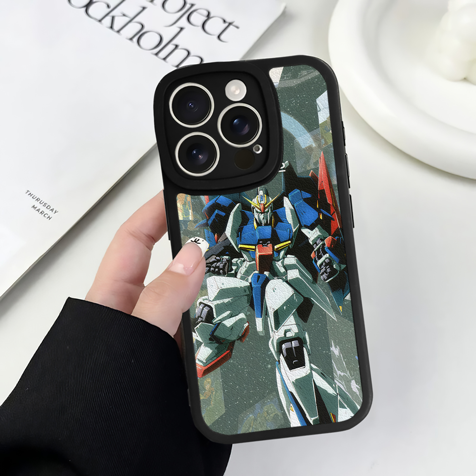 （画像用） 機動戦士ガンダム Mobile Suit Gundam 【iPhone 16シリーズ対応】シリコンスマホケース（レザー調） 材質：シリコン